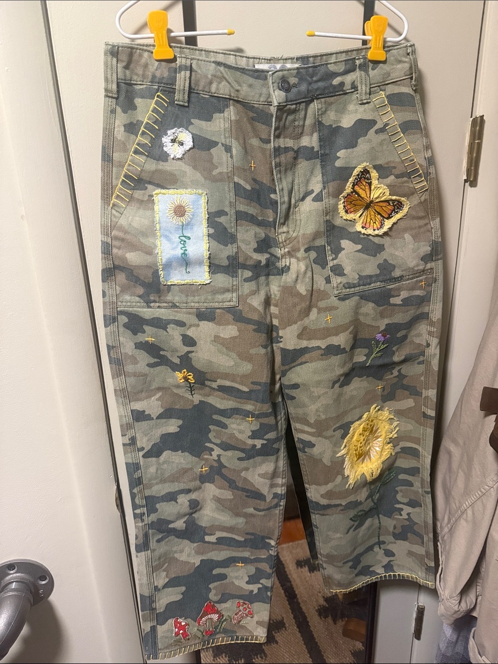 We The Free Camo Ankle Patch & Embroidered Cropped Jeans Sz 30